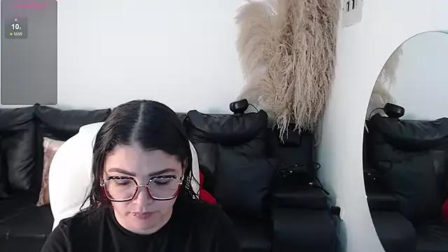 Discover our girls online shows and discover the company of countless livestreamers, with stunning shapes, sex toys and more.
