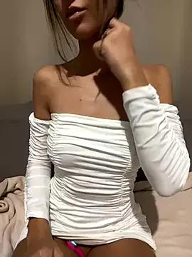 Discover our girls online shows and discover the company of countless livestreamers, with stunning shapes, sex toys and more.