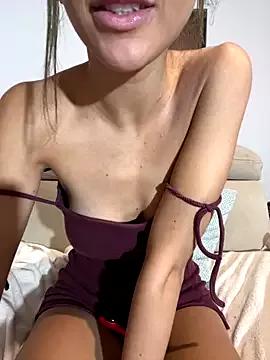 Discover our girls online shows and discover the company of countless livestreamers, with stunning shapes, sex toys and more.