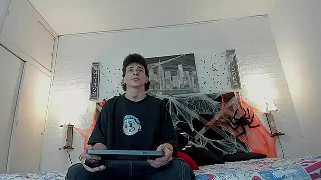 Discover our girls online shows and discover the company of countless livestreamers, with stunning shapes, sex toys and more.