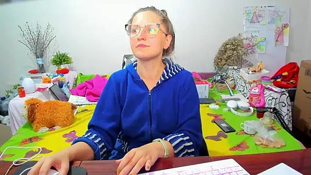Discover our girls online shows and discover the company of countless livestreamers, with stunning shapes, sex toys and more.