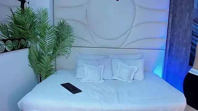 Discover our girls online shows and discover the company of countless livestreamers, with stunning shapes, sex toys and more.