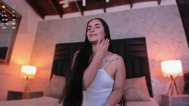 Discover our girls online shows and discover the company of countless livestreamers, with stunning shapes, sex toys and more.