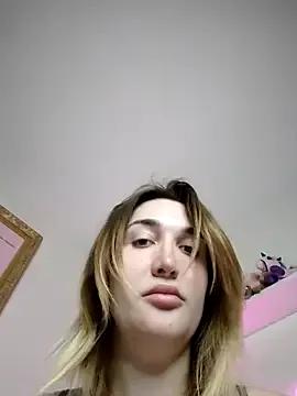 Discover our girls online shows and discover the company of countless livestreamers, with stunning shapes, sex toys and more.