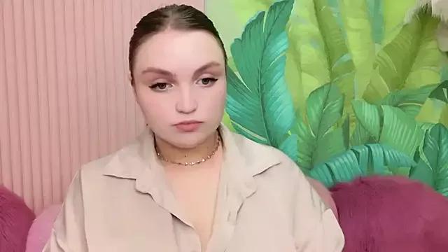 Discover our girls online shows and discover the company of countless livestreamers, with stunning shapes, sex toys and more.