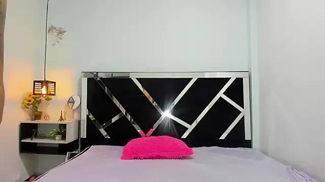 Discover our girls online shows and discover the company of countless livestreamers, with stunning shapes, sex toys and more.
