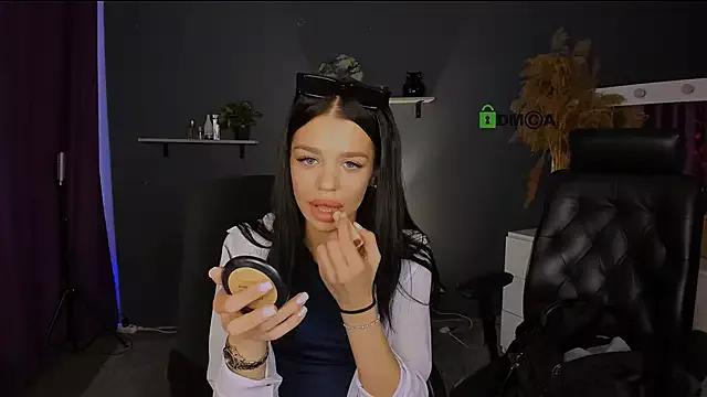 Discover our girls online shows and discover the company of countless livestreamers, with stunning shapes, sex toys and more.