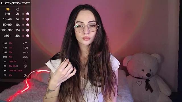 Discover our girls online shows and discover the company of countless livestreamers, with stunning shapes, sex toys and more.