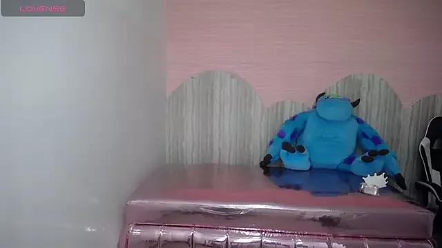 Discover our girls online shows and discover the company of countless livestreamers, with stunning shapes, sex toys and more.