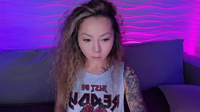 Discover our girls online shows and discover the company of countless livestreamers, with stunning shapes, sex toys and more.