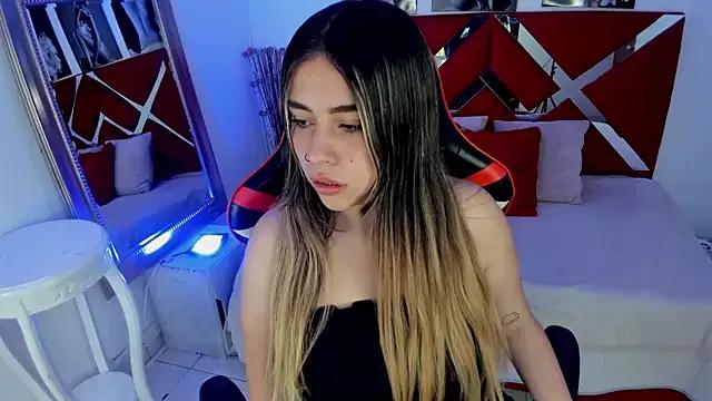 Discover our girls online shows and discover the company of countless livestreamers, with stunning shapes, sex toys and more.