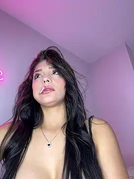 Discover our girls online shows and discover the company of countless livestreamers, with stunning shapes, sex toys and more.