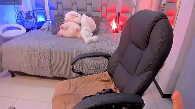 Discover our girls online shows and discover the company of countless livestreamers, with stunning shapes, sex toys and more.