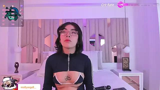 Discover our girls online shows and discover the company of countless livestreamers, with stunning shapes, sex toys and more.