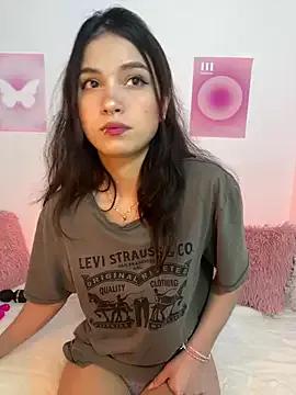 Discover our girls online shows and discover the company of countless livestreamers, with stunning shapes, sex toys and more.