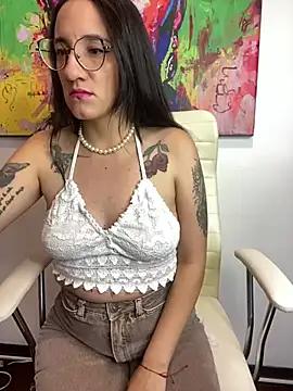 Discover our girls online shows and discover the company of countless livestreamers, with stunning shapes, sex toys and more.