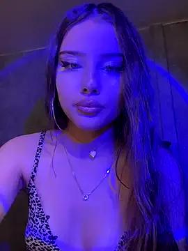 Discover our girls online shows and discover the company of countless livestreamers, with stunning shapes, sex toys and more.