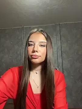 Discover our girls online shows and discover the company of countless livestreamers, with stunning shapes, sex toys and more.