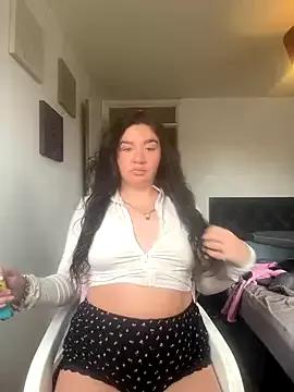 Discover our girls online shows and discover the company of countless livestreamers, with stunning shapes, sex toys and more.