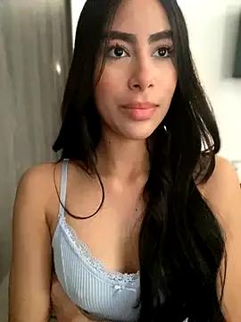 Discover our girls online shows and discover the company of countless livestreamers, with stunning shapes, sex toys and more.