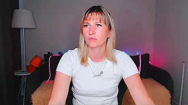 Discover our girls online shows and discover the company of countless livestreamers, with stunning shapes, sex toys and more.
