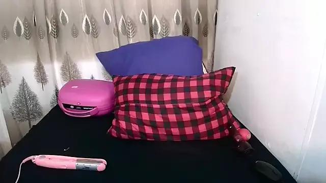 Discover our girls online shows and discover the company of countless livestreamers, with stunning shapes, sex toys and more.