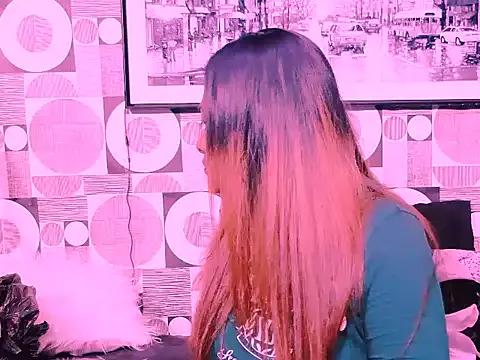 Discover our girls online shows and discover the company of countless livestreamers, with stunning shapes, sex toys and more.