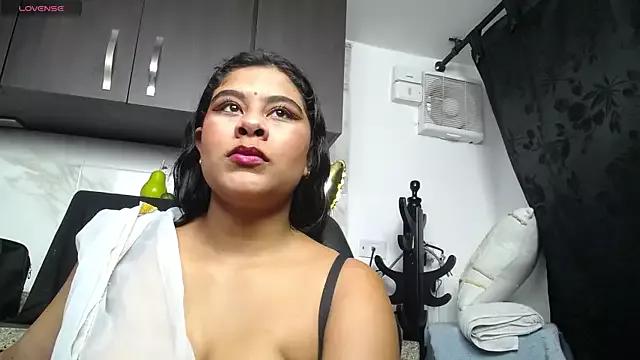 iniyalaboni from StripChat