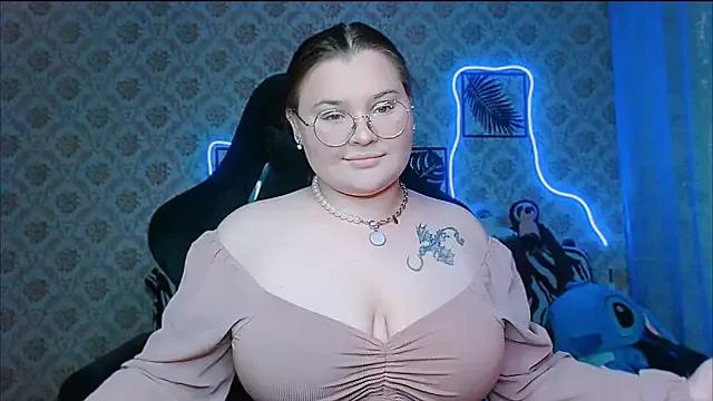 Discover our girls online shows and discover the company of countless livestreamers, with stunning shapes, sex toys and more.