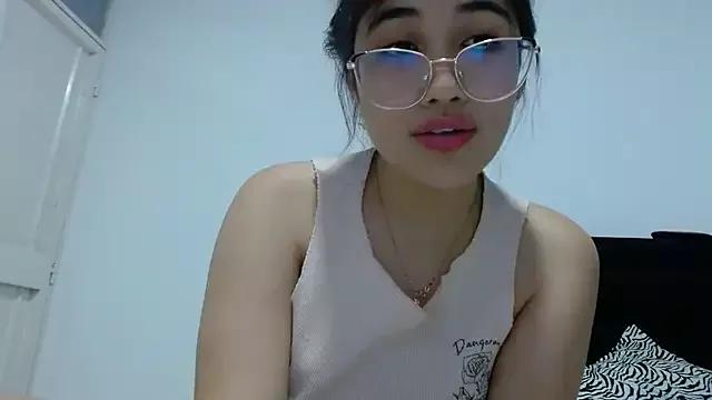 Discover our girls online shows and discover the company of countless livestreamers, with stunning shapes, sex toys and more.