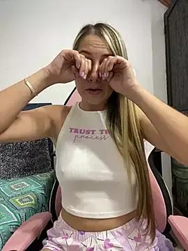 Discover our girls online shows and discover the company of countless livestreamers, with stunning shapes, sex toys and more.