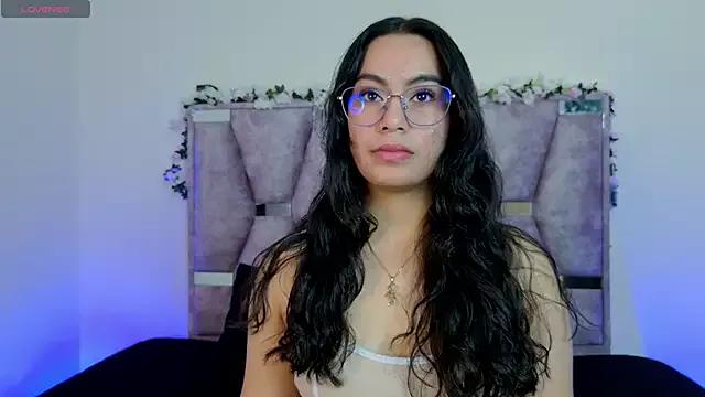 Discover our girls online shows and discover the company of countless livestreamers, with stunning shapes, sex toys and more.