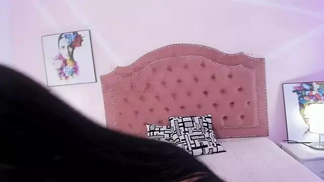 Discover our girls online shows and discover the company of countless livestreamers, with stunning shapes, sex toys and more.