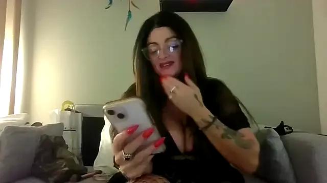 Discover our girls online shows and discover the company of countless livestreamers, with stunning shapes, sex toys and more.