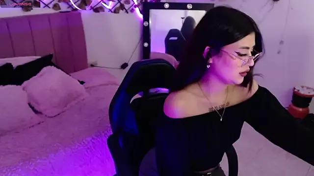 Discover our girls online shows and discover the company of countless livestreamers, with stunning shapes, sex toys and more.