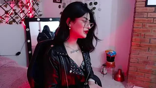 Discover our girls online shows and discover the company of countless livestreamers, with stunning shapes, sex toys and more.