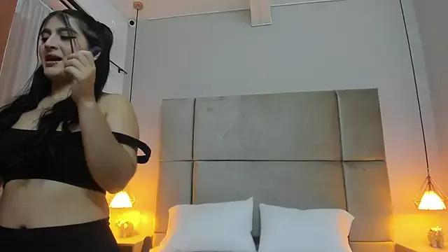Discover our girls online shows and discover the company of countless livestreamers, with stunning shapes, sex toys and more.