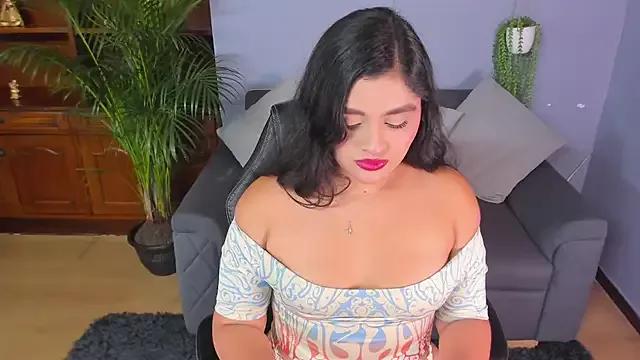 Discover our girls online shows and discover the company of countless livestreamers, with stunning shapes, sex toys and more.