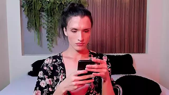 Discover our girls online shows and discover the company of countless livestreamers, with stunning shapes, sex toys and more.