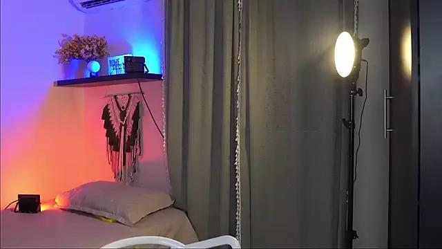 Discover our girls online shows and discover the company of countless livestreamers, with stunning shapes, sex toys and more.