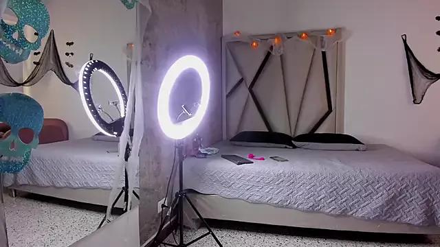 Discover our girls online shows and discover the company of countless livestreamers, with stunning shapes, sex toys and more.