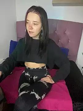 Discover our girls online shows and discover the company of countless livestreamers, with stunning shapes, sex toys and more.