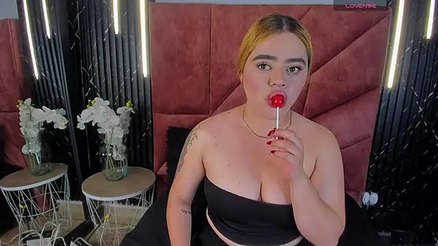 Discover our girls online shows and discover the company of countless livestreamers, with stunning shapes, sex toys and more.
