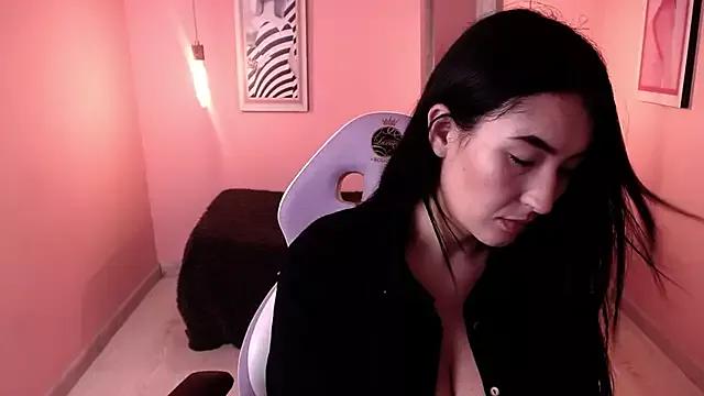 Discover our girls online shows and discover the company of countless livestreamers, with stunning shapes, sex toys and more.