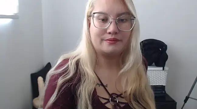 Discover our girls online shows and discover the company of countless livestreamers, with stunning shapes, sex toys and more.