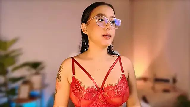 Discover our girls online shows and discover the company of countless livestreamers, with stunning shapes, sex toys and more.