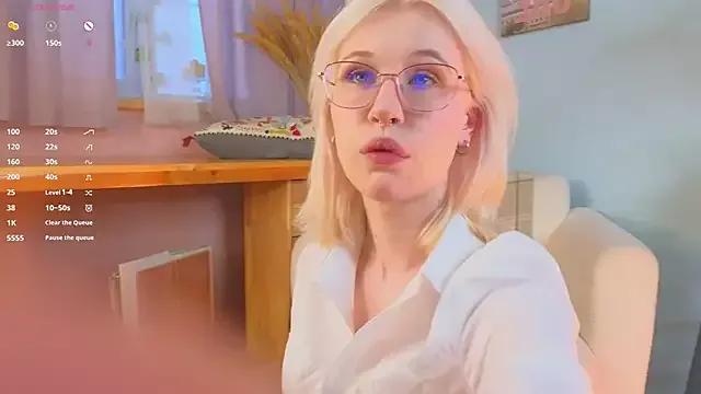 Discover our girls online shows and discover the company of countless livestreamers, with stunning shapes, sex toys and more.