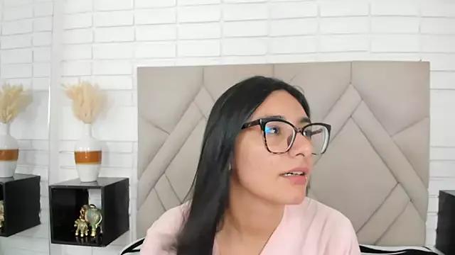 Discover our girls online shows and discover the company of countless livestreamers, with stunning shapes, sex toys and more.