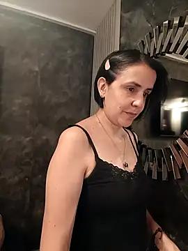 Discover our girls online shows and discover the company of countless livestreamers, with stunning shapes, sex toys and more.