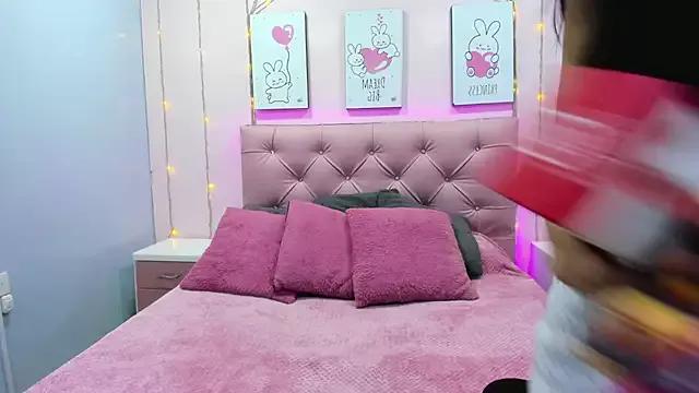 Discover our girls online shows and discover the company of countless livestreamers, with stunning shapes, sex toys and more.